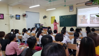 Cô giáo Phạm Thị Ngọc Lan thực hiện dạy chuyên đề Tiếng Anh lớp 7