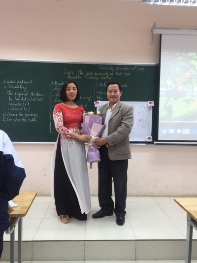 Đồng chí Lê Ngọc Tuấn - Hiệu trưởng nhà trường tặng hoa đồng chí Lê Thị Thanh Huyền trong hội thi giáo viên dạy giỏi cấp quận năm học 2019-2020