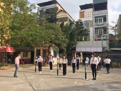 Trường THCS Trần Đăng Ninh tổ chức diễn tập và vệ sinh khử khuẩn chuẩn bị đón học sinh quay trở lại trường học