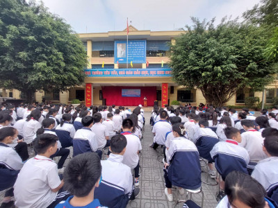 Học sinh trường THCS Trần Đăng Ninh hưởng ứng Ngày Pháp luật Việt Nam