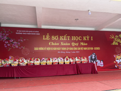 Trường THCS Trần Đăng Ninh tặng quà Tết cho học sinh có hoàn cảnh khó khăn