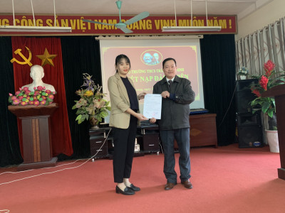 Chi bộ Trường THCS Trần Đăng Ninh tổ chức Lễ kết nạp Đảng viên mới