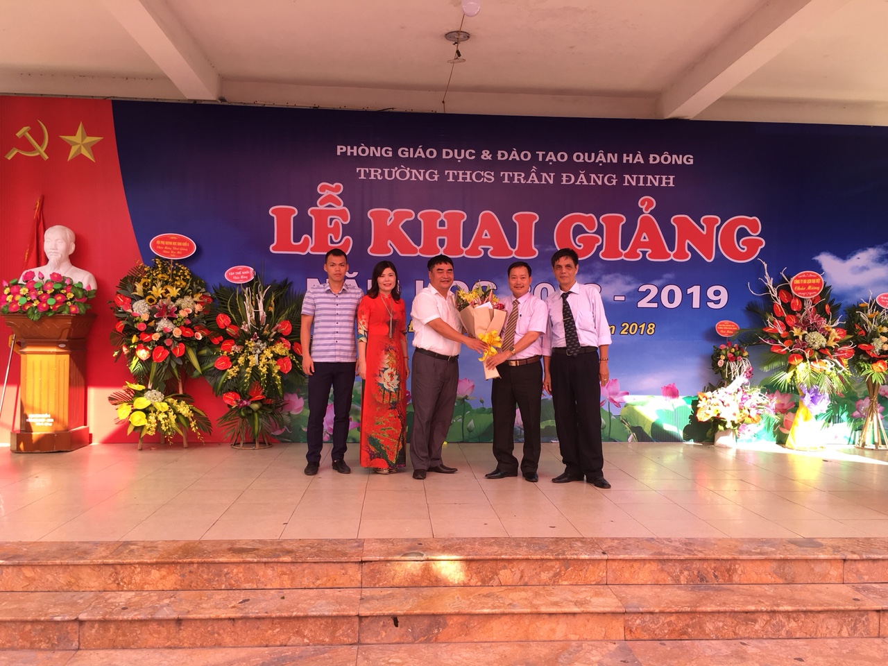 Chủ tịch phường Quang Trung tặng hoa chúc mừng nhà trường