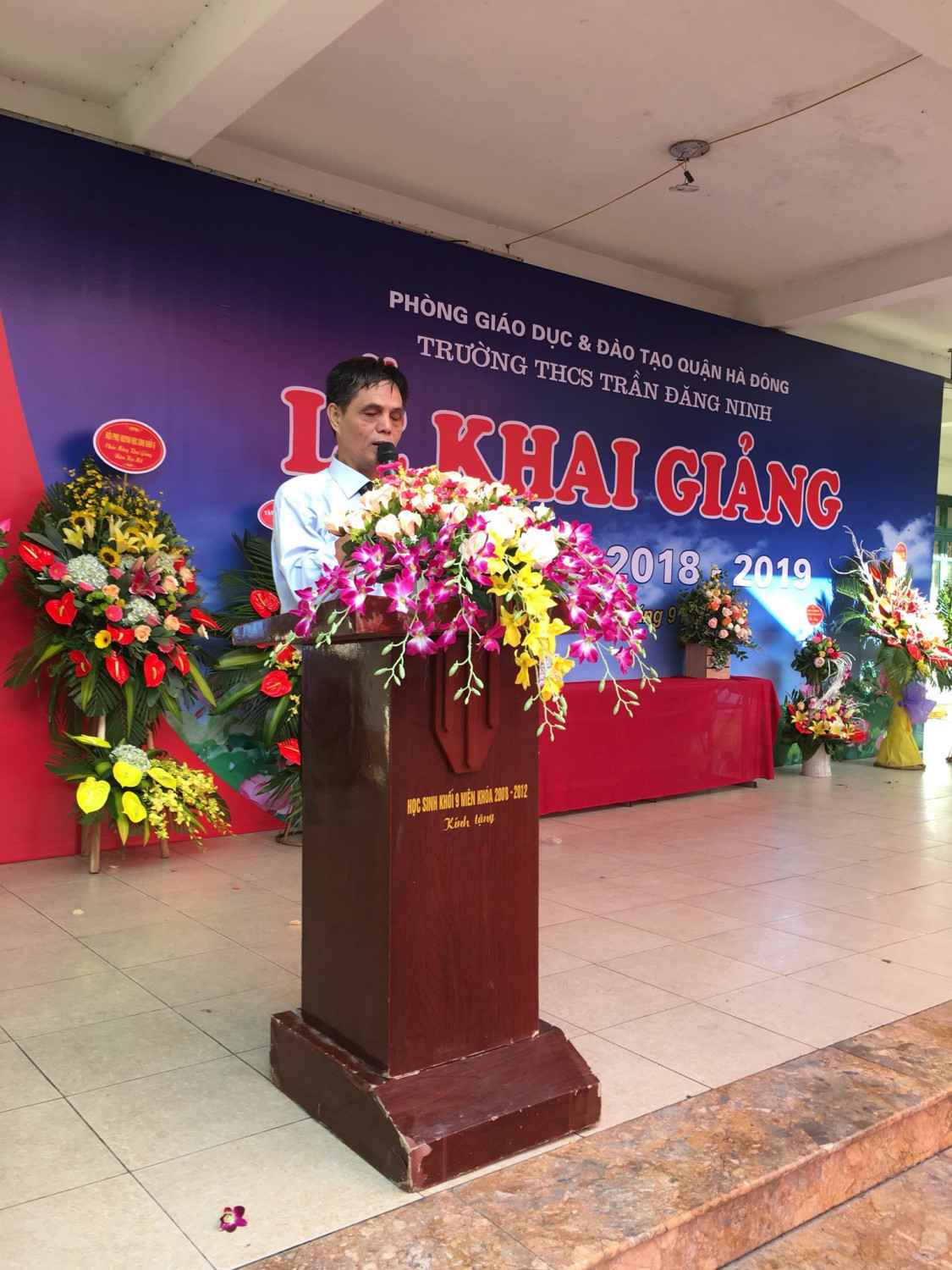 Thầy Lã Xuân Hoàn - Phó Hiệu trưởng nhà trường đọc thư của chủ tịch nước