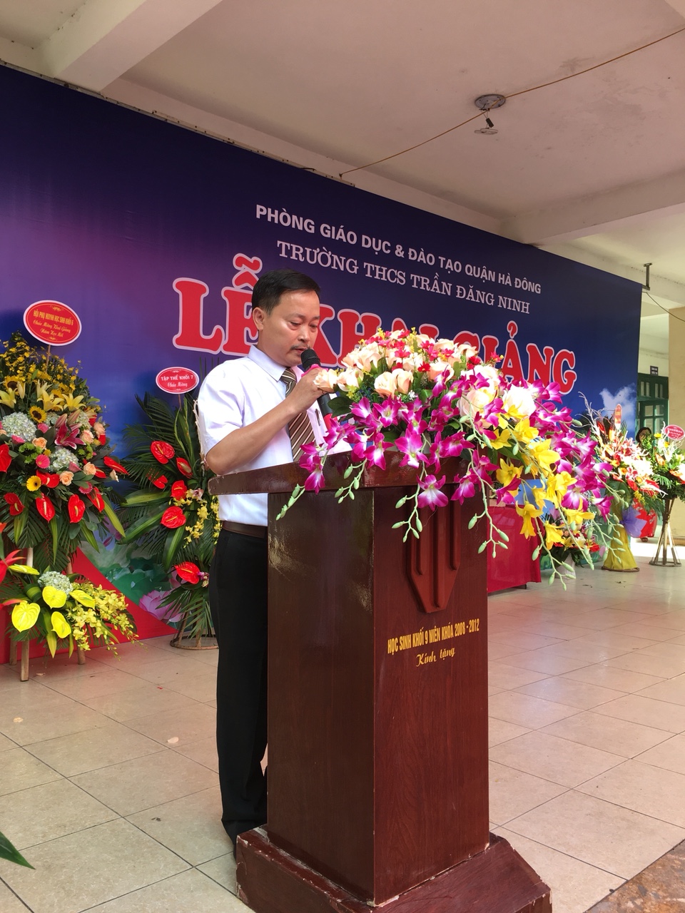 Thầy Lê Ngọc Tuấn - Bí Thư chi bộ - Hiệu trưởng nhà trường đọc diễn văn khai giảng năm học mới