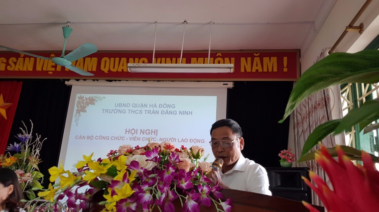  Đồng chí Nguyễn Châm - Chủ tịch Công đoàn nhà trường thông qua báo cáo kết quả công tác năm 2018 -2019