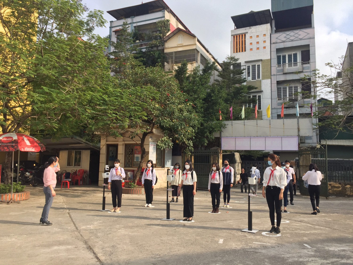 Trường THCS Trần Đăng Ninh tổ chức diễn tập và vệ sinh khử khuẩn chuẩn bị đón học sinh quay trở lại trường học